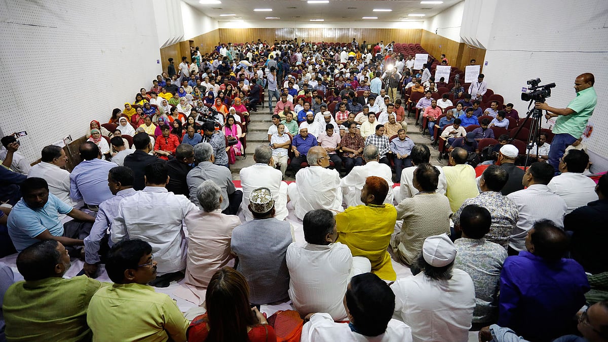 বিএনপির কারাবন্দী চেয়ারপারসন খালেদা জিয়ার মুক্তির দাবিতে গণ-অনশন করে বিএনপি। ছবি: দীপু মালাকার