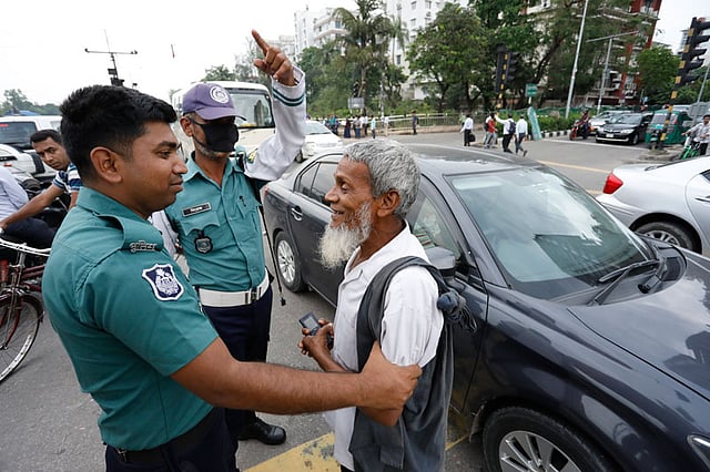 পরে তাঁকে থামিয়ে দায়িত্বে থাকা দুই পুলিশ সদস্য বুঝিয়ে পদচারী–সেতু ব্যবহার করতে বলেন।
