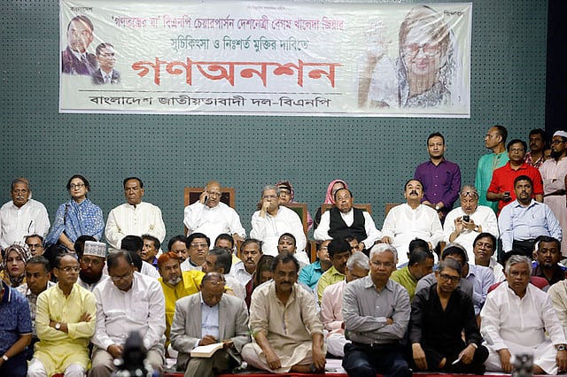 গণ–অনশনে বিএনপির মহাসচিব মির্জা ফখরুল ইসলাম আলমগীরসহ নেতা-কর্মীরা। ইঞ্জিনিয়ার্স ইনস্টিটিউট, রমনা, ঢাকা, ৭ এপ্রিল। ছবি: দীপু মালাকার