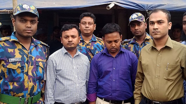 বগুড়া শহর থকে দুই ভুয়া চিকিৎসককে ধরে এক মাস করে কারাদণ্ড দিয়েছেন ভ্রাম্যমাণ আদালত। ছবি: প্রথম আলো
