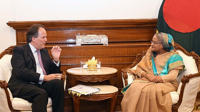 প্রধানমন্ত্রী শেখ হাসিনার সঙ্গে তাঁর তেজগাঁওয়ের কার্যালয়ে সাক্ষাৎ করেন ব্রিটেনের বৈদেশিক দপ্তর এবং কমনওয়েলথ কার্যালয়ের এশিয়া ও প্রশান্ত মহাসাগরীয় অঞ্চলবিষয়ক প্রতিমন্ত্রী মার্ক ফিল্ড। ঢাকা, ০৭ এপ্রিল। ছবি: পিআইডি