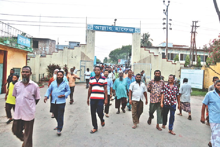আন্দোলনের পর আবার কাজে যোগ দিয়েছেন পাটকলের শ্রমিকেরা। গতকাল বিকেলে খুলনার প্লাটিনাম জুবিলী জুট মিল গেটের সামনে। ছবি: প্রথম আলো