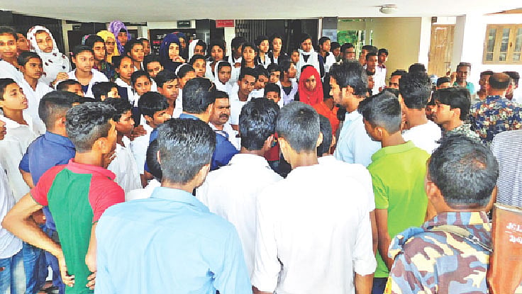 ভোলার অ্যাডভোকেট ইউনুছ মিয়া মাধ্যমিক বিদ্যালয়ের শিক্ষকদের ওপর সন্ত্রাসী হামলার প্রতিবাদে শিক্ষার্থীরা জেলা প্রশাসকের কার্যালয়ের সামনে অবস্থান নেয়। প্রথম আলো