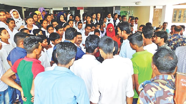 ভোলার অ্যাডভোকেট ইউনুছ মিয়া মাধ্যমিক বিদ্যালয়ের শিক্ষকদের ওপর সন্ত্রাসী হামলার প্রতিবাদে শিক্ষার্থীরা জেলা প্রশাসকের কার্যালয়ের সামনে অবস্থান নেয়।   প্রথম আলো