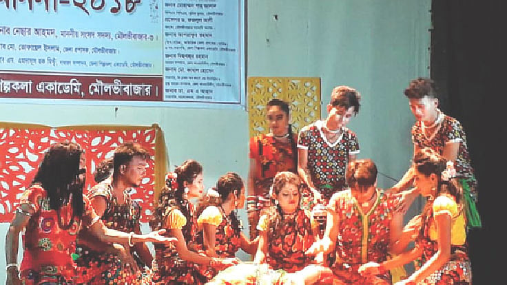 সম্মাননা প্রদান অনুষ্ঠানে নৃত্য পরিবেশন করছেন শিল্পীরা। শনিবার সন্ধ্যায়। প্রথম আলো