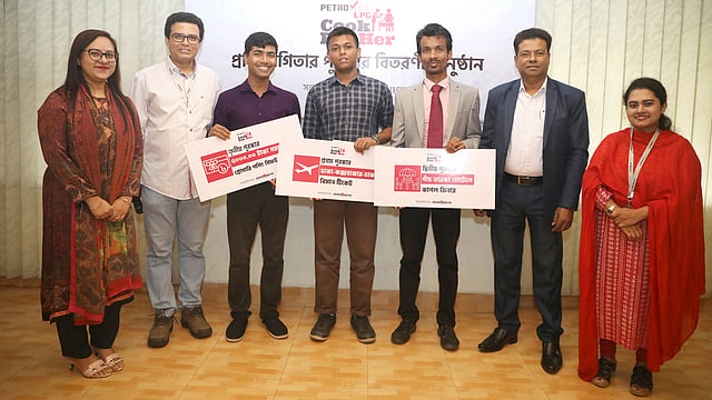 অতিথিদের সঙ্গে ‘পেট্রোম্যাক্স এলপিজি কুক ফর হার’ প্রতিযোগিতায় বিজয়ীরা। এই আয়োজনের সহযোগী প্রতিষ্ঠান প্রথম আলো। কারওয়ান বাজার, ঢাকা, ৮ এপ্রিল। ছবি: আবদুস সালাম
