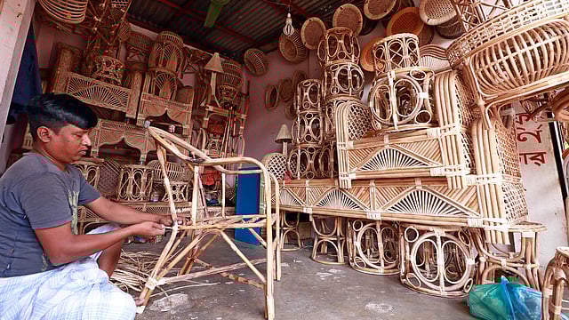 বেতের আসবাবপত্র তৈরির কাজ চলছে।