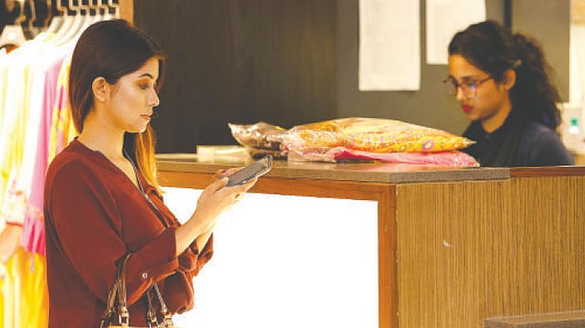 মোবাইল ফোনভিত্তিক লেনদেনের সেবা দিয়েও কেনাকাটায় সুবিধা পাওয়া যাবে। মডেল: কাব্য, ছবি: সুমন ইউসুফ