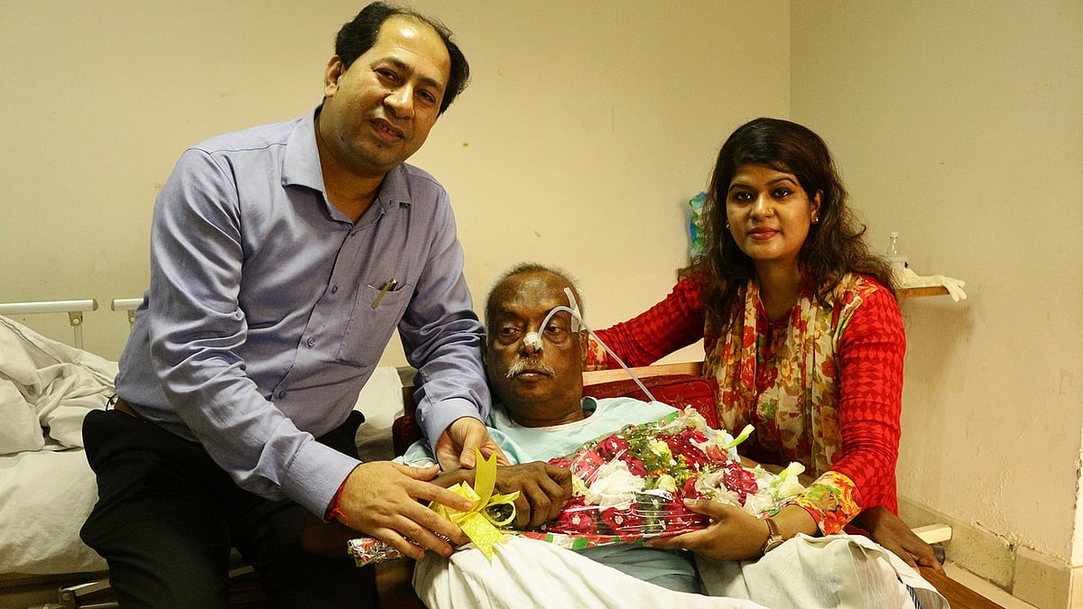 আজ সকালে হাসপাতালে আলাউদ্দীন আলীর সঙ্গে ডা. আশীষ কুমার চক্রবর্তী ও ফারজানা আলাউদ্দীন। ছবি: সংগৃহীত