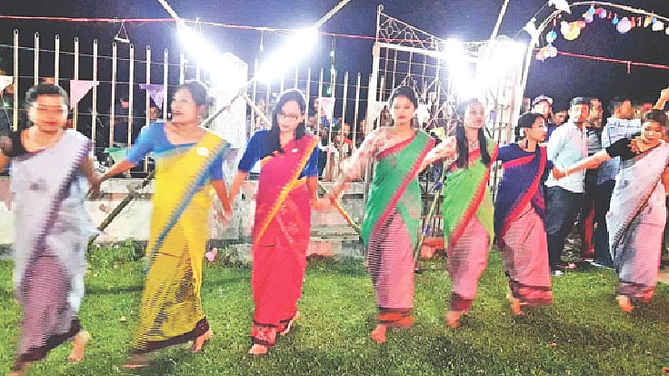 মণিপুরি নববর্ষ উৎসব চৈরাউবা উপলক্ষে ‘থাবল চোংবা’য় নৃত্য পরিবেশন করছেন তরুণ-তরুণীরা। গত শনিবার রাতে মৌলভীবাজারের কমলগঞ্জের মণিপুরি কালচারাল কমপ্লেক্স চত্বরে। প্রথম আলো