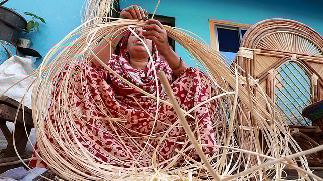 দোকানে তৈরি হচ্ছে বেতের চেয়ার। ঘাসিটুলা এলাকায় বিভিন্ন বাসা-বাড়িতে নারীরা বেত দিয়ে আসবাবপত্র তৈরি করেন।