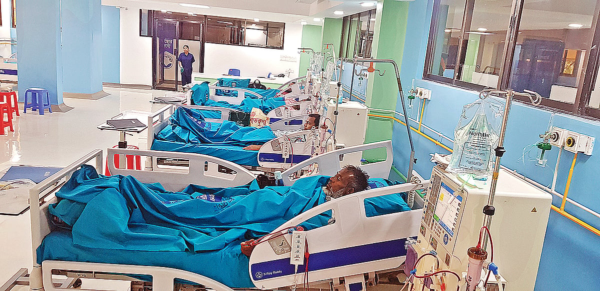 সাভারের নয়ারহাট গণস্বাস্থ্য কেন্দ্রের ডায়ালাইসিস সেন্টারে চলছে ডায়ালাইসিস। ছবি: প্রথম আলো