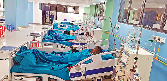 সাভারের নয়ারহাট গণস্বাস্থ্য কেন্দ্রের ডায়ালাইসিস সেন্টারে চলছে ডায়ালাইসিস। ছবি: প্রথম আলো
