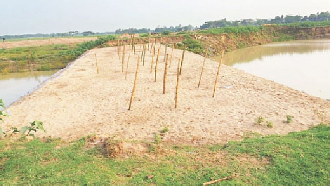ছত্তারখালী ফসল রক্ষা বাঁধের ভাঙা ১৮০ ফুট জায়গা বালু ও বাঁশ দিয়ে ঠেকিয়ে রাখা হয়েছে। গত শনিবার বিকেলে সুনামগঞ্জের ধরমপাশা উপজেলার পাইকুরাটি ইউনিয়নের হলদি হাওরে। প্রথম আলো