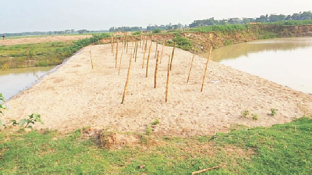 ছত্তারখালী ফসল রক্ষা বাঁধের ভাঙা ১৮০ ফুট জায়গা বালু ও বাঁশ দিয়ে ঠেকিয়ে রাখা হয়েছে। গত শনিবার বিকেলে সুনামগঞ্জের ধরমপাশা উপজেলার পাইকুরাটি ইউনিয়নের হলদি হাওরে।  প্রথম আলো