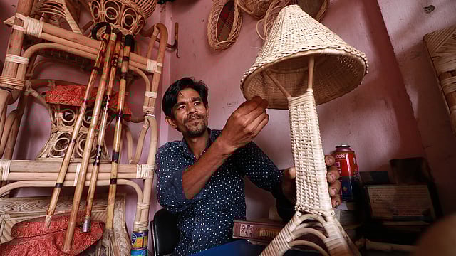 বেতের ল্যাম্পের সৌন্দর্যও আলাদা।