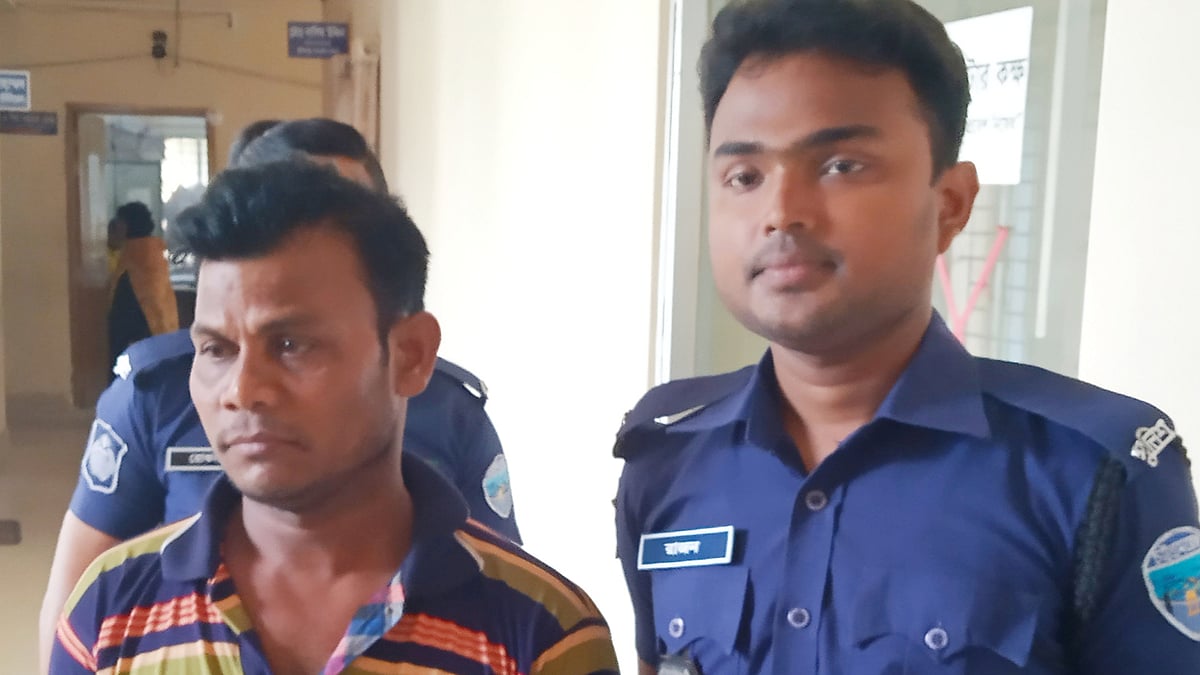 তুহিনের অপহরণকারীকে আবুল হাসানকে আটক করে চাঁদপুর মডেল থানা পুলিশ। চাঁদপুর, কুমিল্লা, ৮ এপ্রিল ২০১৯। ছবি: প্রথম আলো।