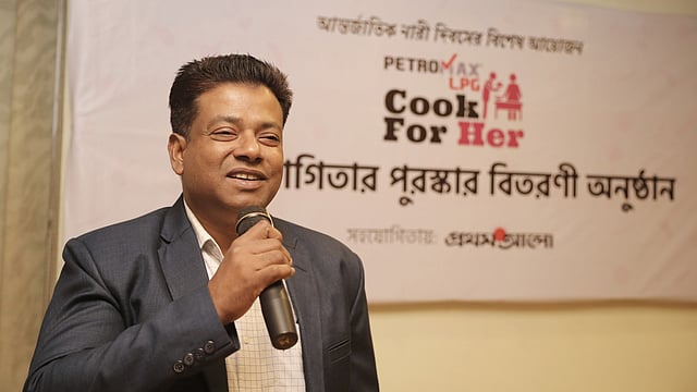 পুরস্কার প্রদান অনুষ্ঠানে কথা বলছেন পেট্রোম্যাক্স এলপিজি লিমিটেডের সিওও ফিরোজ আহমেদ। কারওয়ান বাজার, ঢাকা, ৮ এপ্রিল। ছবি: আবদুস সালাম