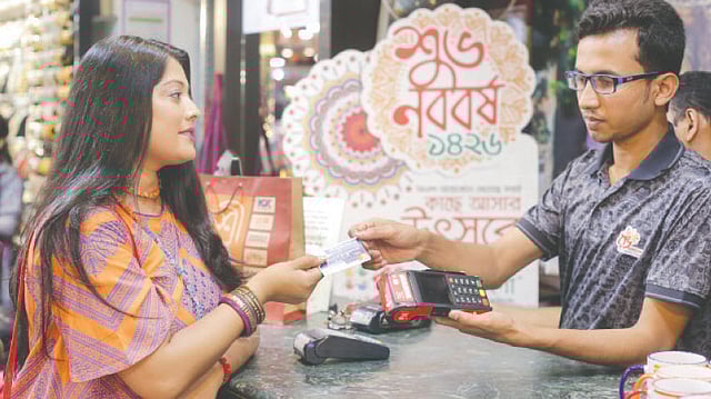 বৈশাখী কেনাকাটায় ক্রেডিট কার্ডে পাওয়া যায় বিশেষ সুবিধা। মডেল: বীথি রানী