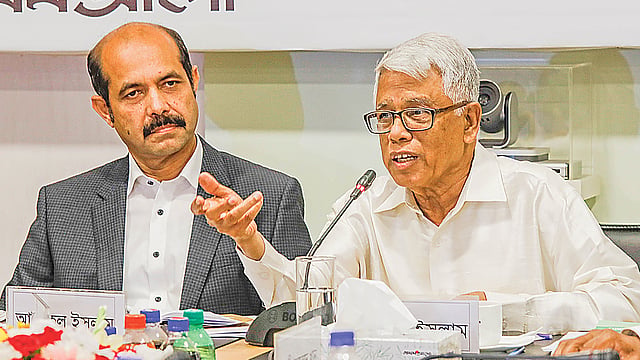 গোলটেবিল বৈঠকে বক্তব্য দেন অধ্যাপক নজরুল ইসলাম। পাশে ডিএনসিসির মেয়র আতিকুল ইসলাম। গতকাল কারওয়ান বাজারে প্রথম আলো কার্যালয়ে।  ছবি: প্রথম আলো