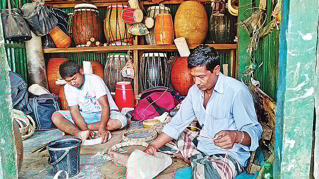 ঢোল তৈরিতে ব্যস্ত পিতা–পুত্র। গত বৃহস্পতিবার গাজীপুর সদরের দরগারচালা এলাকায়।