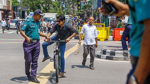 যানজটের কারণে ফার্মগেট থেকে উল্টো পথে আসছিলেন বেসরকারি বিশ্ববিদ্যালয়ের এক শিক্ষার্থী