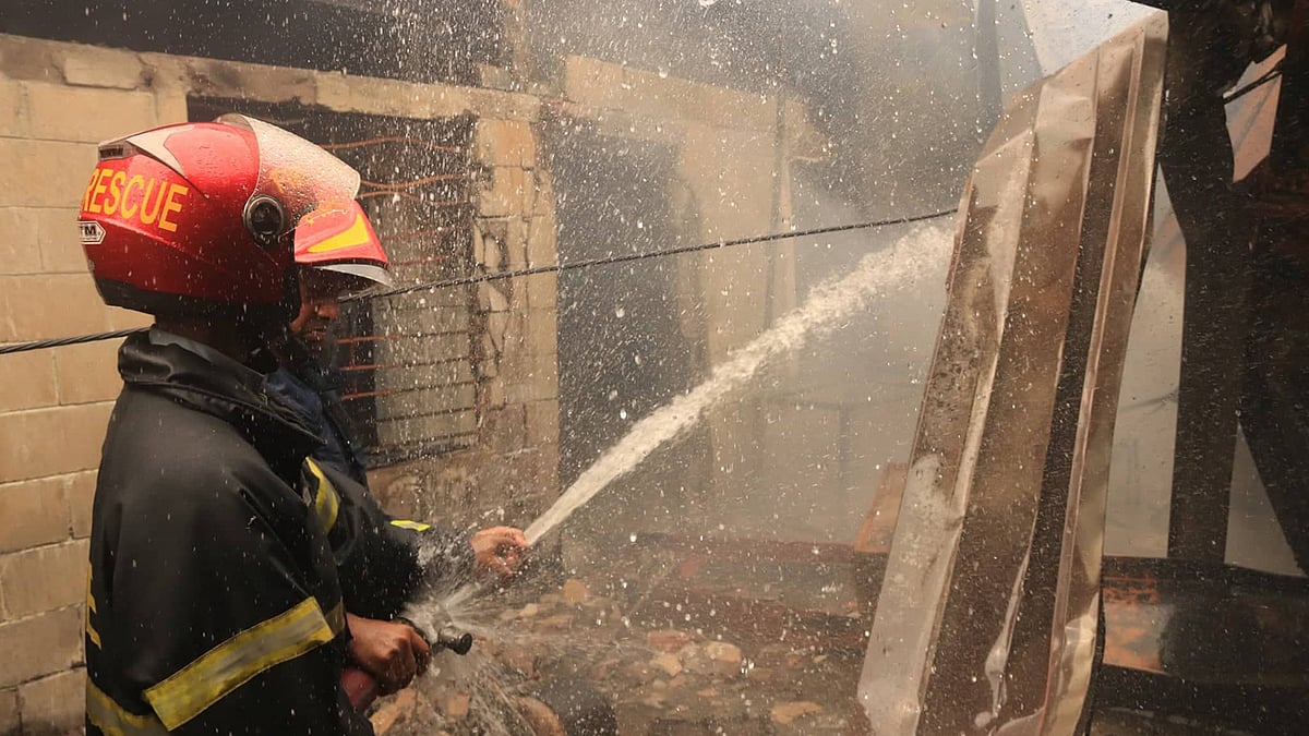 কুমিল্লার আর এন স্পিনিং মিলে লাগা আগুন নেভানোর চেষ্টা করছেন ফায়ার সার্ভিসের কর্মীরা। ইপিজেড, কুমিল্লা, ৯ এপ্রিল। ছবি: এমদাদুল হক