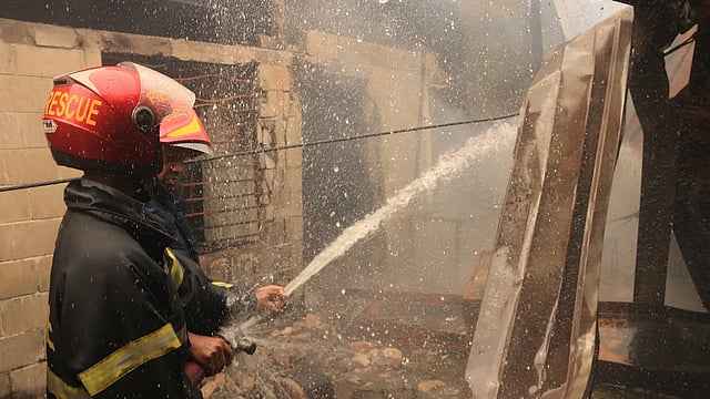 কুমিল্লার আর এন স্পিনিং মিলে লাগা আগুন নেভানোর চেষ্টা করছেন ফায়ার সার্ভিসের কর্মীরা। ইপিজেড, কুমিল্লা, ৯ এপ্রিল। ছবি: এমদাদুল হক