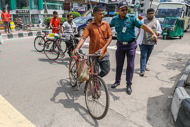 অল্প কিছুক্ষণের মধ্যেই দেখা যায় অনেক বাইসাইকেলই চলছে উল্টো পথে