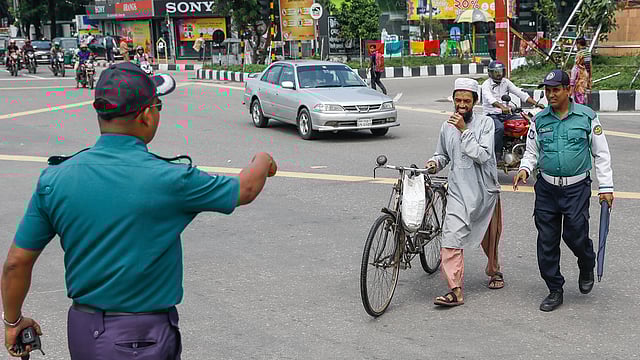 মঙ্গলবার দুপুরে বিজয় সরণিতে আধা ঘণ্টার এ অভিযানে জব্দ করা হয় উল্টো পথে আসা প্রায় ২০টি বাইসাইকেল