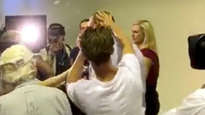 অস্ট্রেলিয়ার অতি ডানপন্থী সিনেটর ফ্রেজার অ্যানিংয়ের মাথায় গত মাসে ডিম ভাঙেন এক তরুণ।