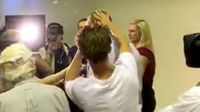 অস্ট্রেলিয়ার অতি ডানপন্থী সিনেটর ফ্রেজার অ্যানিংয়ের মাথায় গত মাসে ডিম ভাঙেন এক তরুণ।