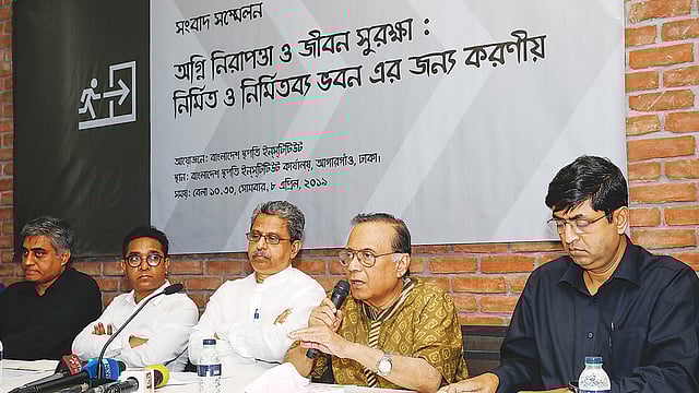 সংবাদ সম্মেলনে বক্তব্য দেন স্থপতি মোবাশ্বের হোসেন। পাশে স্থপতি জালাল আহমেদ। গতকাল আগারগাঁওয়ে আইএবি কার্যালয়ে।  প্রথম আলো