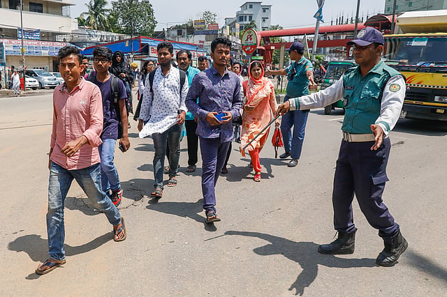 দল বেঁধে রাস্তা পার হচ্ছিলেন তাঁরা। দুই পুলিশ সদস্য এগিয়ে এসে তাঁদের কাউন্সেলিং শোনার জন্য অনুরোধ করেন