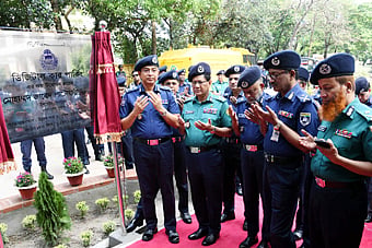 আটতলাবিশিষ্ট ডিজিটাল কার পার্কিং উদ্বোধন করেন পুলিশ মহাপরিদর্শক (আইজিপি) মোহাম্মদ জাবেদ পাটোয়ারী। ছবি: বাসস