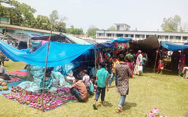 তিন দিনের এই মেলার কারণে প্রায় চার দিন ক্লাস বন্ধ থাকে স্কুল দুটির। ছবি: মাসুদ রানা