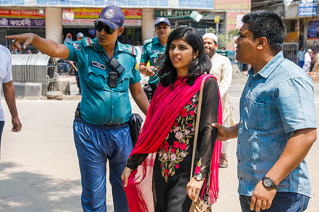 তরুণ-তরুণীরাও ছিলেন এ দলে