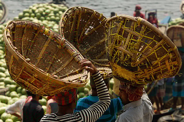 ট্রলার থেকে তরমুজ নামাতে কাজ করেন কয়েক শ শ্রমিক।