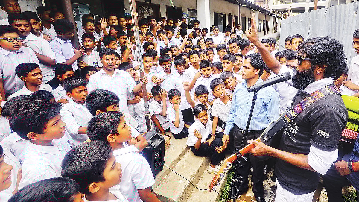গানে গানে চলছে শিশু-কিশোরদের নগর পরিষ্কার-পরিচ্ছন্নতা বিষয়ে সচেতন করার ভিন্নধর্মী উদ্যোগ। গত রোববার দুপুরে চট্টগ্রাম নগরের পাথরঘাটা সিটি করপোরেশন বালক উচ্চবিদ্যালয়ে।  ছবি: সৌরভ দাশ