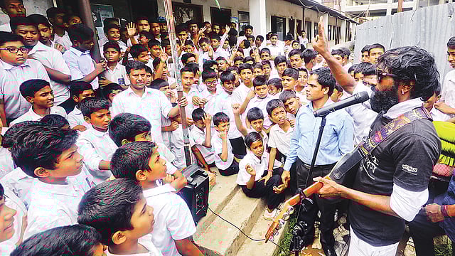 গানে গানে চলছে শিশু-কিশোরদের নগর পরিষ্কার-পরিচ্ছন্নতা বিষয়ে সচেতন করার ভিন্নধর্মী উদ্যোগ। গত রোববার দুপুরে চট্টগ্রাম নগরের পাথরঘাটা সিটি করপোরেশন বালক উচ্চবিদ্যালয়ে।  ছবি: সৌরভ দাশ