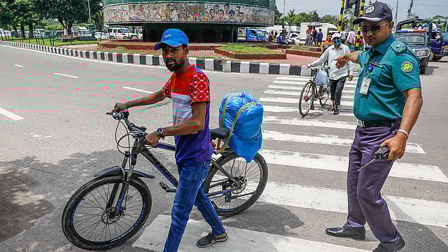 সম্প্রতি বিজয় সরণি এলাকায় উল্টো পথে আসা এক বাইসাইকেল দুর্ঘটনার কবলে পড়ার পর ডিএমপি ট্রাফিক পশ্চিম বিভাগের পক্ষ থেকে নেওয়া হয় এ উদ্যোগ