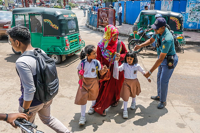স্কুলফেরত দুই সন্তানকে নিয়ে রাস্তা পার হচ্ছিলেন এক অভিভাবক