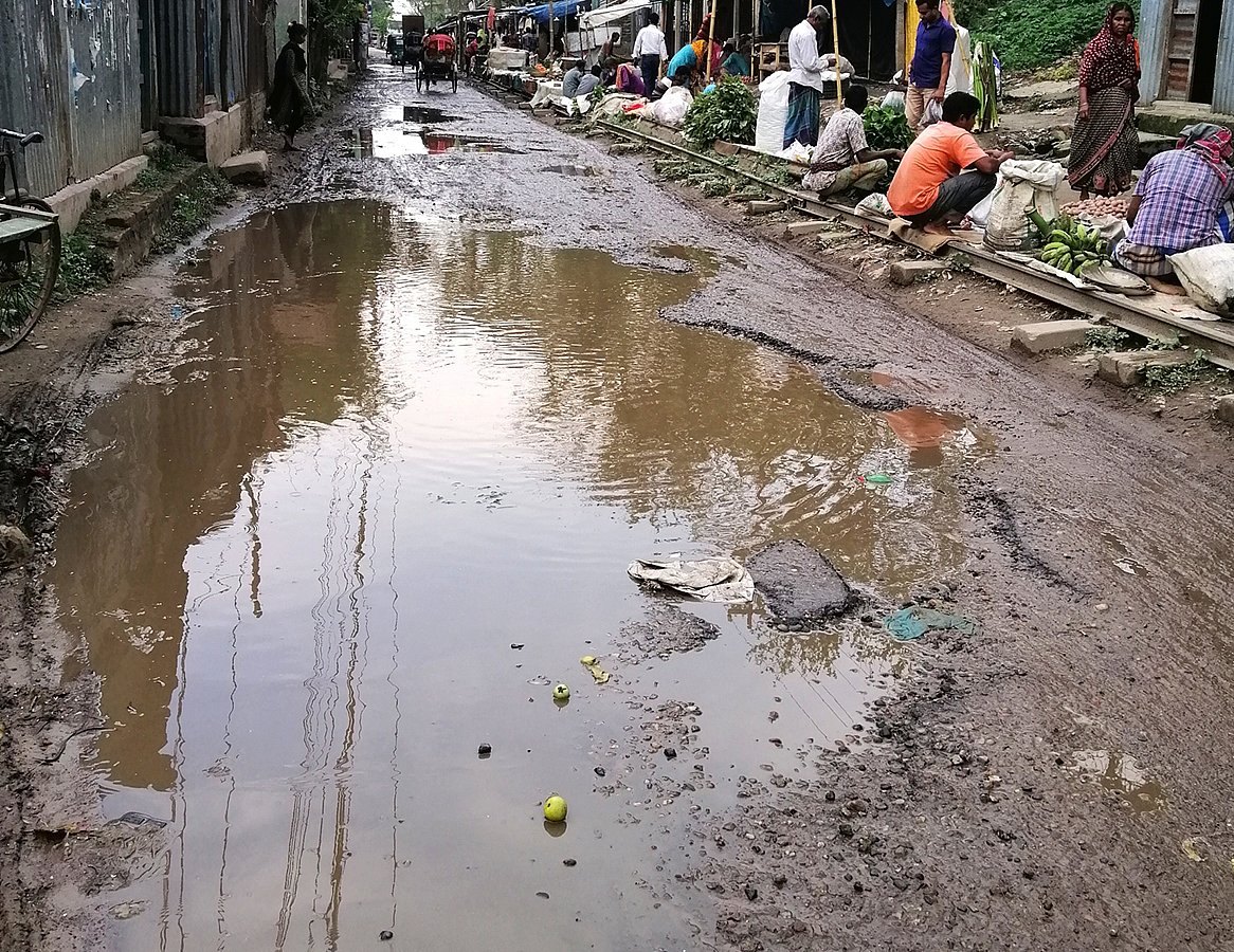 সংস্কারের অভাবে ভৈরব পৌর শহরের পাওয়ার হাউস ও ভৈরবপুর উত্তরপাড়া কাঁচাবাজার সড়ক দুটি এখন প্রায় ব্যবহারের অনুপযোগী হয়ে পড়েছে। ছবি: সুমন মোল্লা