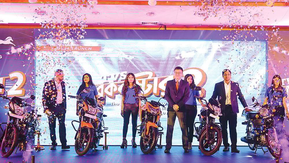 টিভিএসের নতুন পাঁচটি মডেলের মোটরসাইকেল বাজারে আসছে। গতকাল সকালে রাজধানীর বঙ্গবন্ধু আন্তর্জাতিক সম্মেলন কেন্দ্রে এর বিপণন কার্যক্রমের উদ্বোধন করা হয়। ছবি: প্রথম আলো