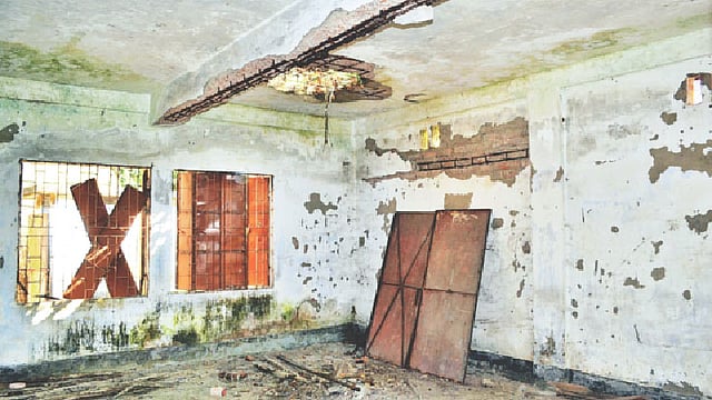 পটুয়াখালীর পশ্চিম গাবুয়া সরকারি প্রাথমিক বিদ্যালয়ের ভবন ব্যবহারের অনুপযোগী।  প্রথম আলা