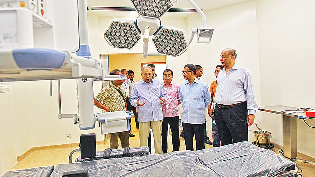 হাসপাতালের বিভিন্ন যন্ত্রপাতি দেখান চেয়ারম্যান রবিউল হোসেন। গতকাল  বেলা ১১টায়।  প্রথম আলো