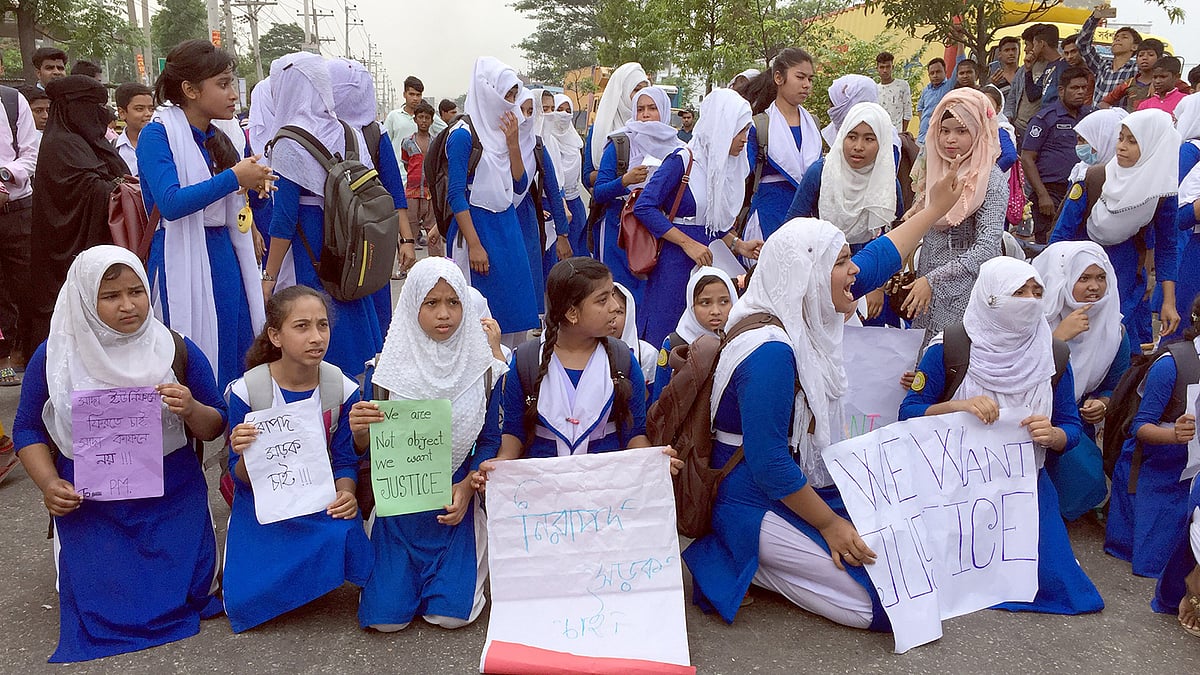 ট্রাকের চাপায় স্কুলছাত্রী নিহত হওয়ার ঘটনায় ঘাতক ট্রাকের চালককে গ্রেপ্তারের দাবিতে নারায়ণগঞ্জের সোনারগাঁয় ঢাকা-চট্টগ্রাম মহাসড়ক অবরোধ করে শিক্ষার্থীরা। ছবি: প্রথম আলো