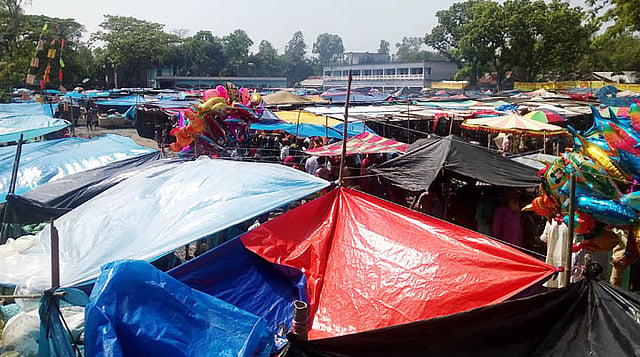 বগুড়ার ধুনট উপজেলায় বিদ্যালয় বন্ধ ঘোষণা করে মাঠে চলছে মেলা। ছবি: মাসুদ রানা