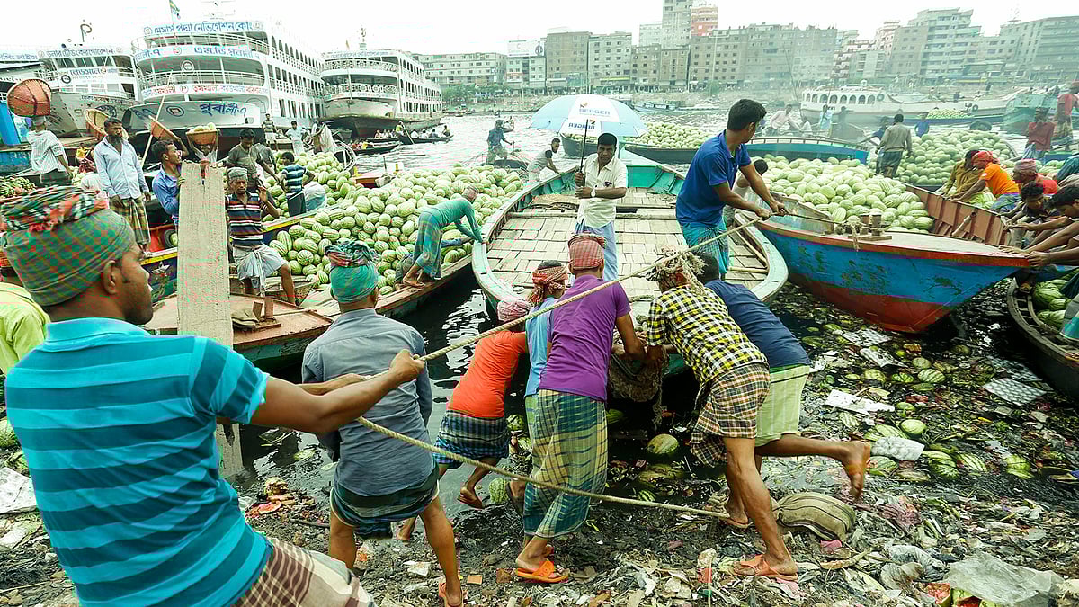 দেশের বিভিন্ন স্থান থেকে আসা তরমুজ ভর্তি ইঞ্জিনচালিত নৌকা ভিড়ছে বুড়িগঙ্গা নদী পাড়ের ওয়াইজঘাটে। শ্রমিকেরা ব্যস্ত হয়ে পরেছে নৌকা থেকে তরমুজ নামাতে।