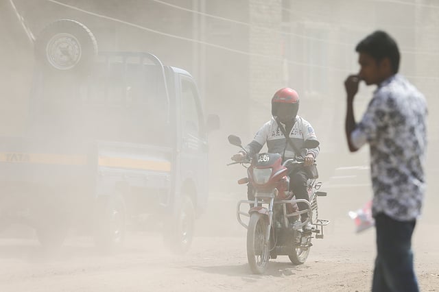 সবচেয়ে বেশি বায়ুদূষণের কবলে থাকা রাজধানীগুলোর তালিকায় ঢাকার অবস্থান দ্বিতীয়। সম্প্রতি তোলা। ছবি: দীপু মালাকার